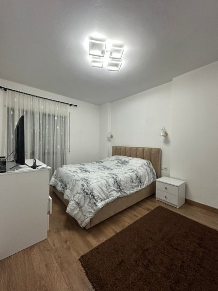 Tirane, jepet me qera apartament 2+1+Ballkon Kati 3, 95 m² 700 € (Rruga Gjon Buzuku, mbrapa Vila Goldi)