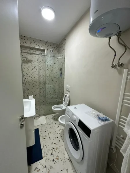 Tirane, jepet me qera apartament 2+1+Ballkon Kati 3, 95 m² 700 € (Rruga Gjon Buzuku, mbrapa Vila Goldi)