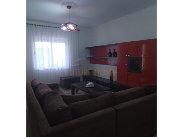 Tirane, jepet me qera apartament (kati 1 i nje vile 2+1+2+2 Poste Parkimi  , (Xhamlliku)