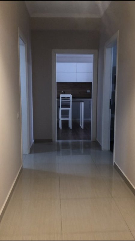 Tirane, jepet me qera apartament 2+1+Ballkon Kati 6, 110 m² 800 € (Rruga Tafaj, perballe Gjimnazit Partizani)
