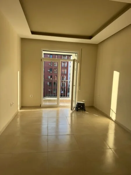 Tirane, jepet me qera zyre Kati 3, me garazhd 75 m² 550 € (Rruga 5 Maj)