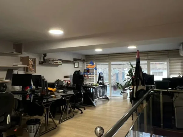 Tirane, jepet me qera zyre Kati 1, 55 m² 800 € 
