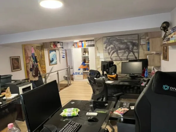 Tirane, jepet me qera zyre Kati 1, 55 m² 800 € 