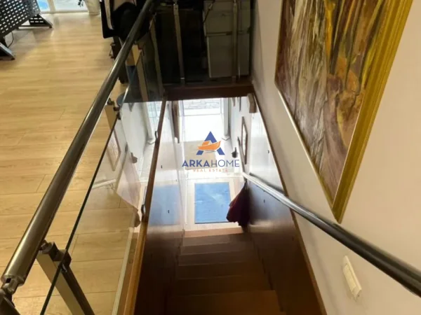 Tirane, jepet me qera zyre Kati 1, 55 m² 800 € 