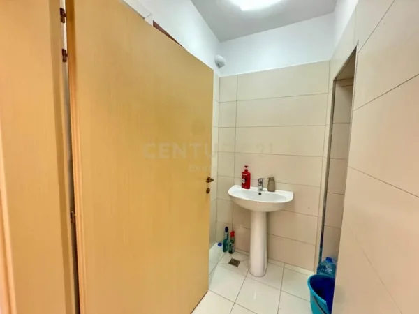 Tirane, jepet me qera ambjent biznesi Kati 1, 110 m² 1.100 € 