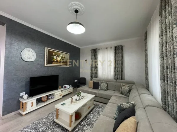 Tirane, jepet me qera apartament 2+1 Kati 2, 105 m² 600 € 
