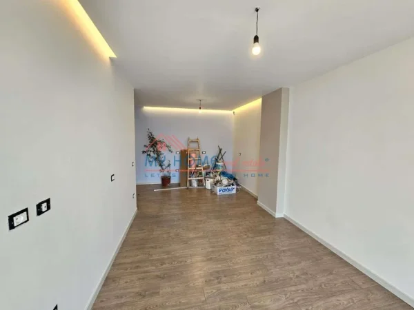 Tirane, jepet me qera ambjent biznesi Kati 2, 130 m² 850 € (Zogu i Zi)