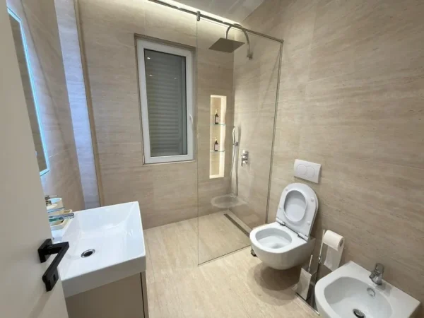 Tirane, jepet me qera apartament 1+1 Kati 4, 650 €