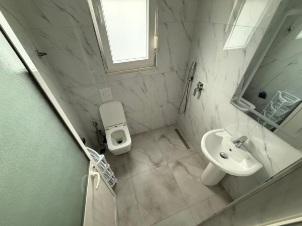 Tirane, jepet me qera apartament 2+1 Kati 2, 120 m² 1.200 € (JO AGJENSI)