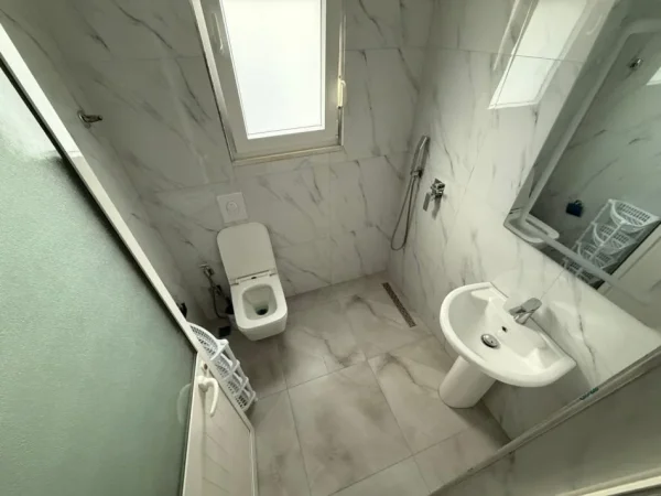 Tirane, jepet me qera apartament 2+1 Kati 2, 120 m² 1.200 € (JO AGJENSI)