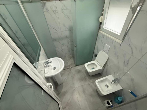 Tirane, jepet me qera apartament 2+1 Kati 2, 120 m² 1.200 € (JO AGJENSI)