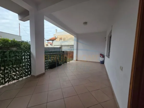 Tirane, jepet me qera apartament 2+1+Ballkon Kati 1, 100 m² 500 € (Xhamllik)