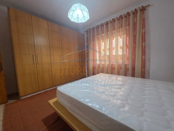 Tirane, jepet me qera apartament 2+1+Ballkon Kati 1, 100 m² 500 € (Xhamllik)