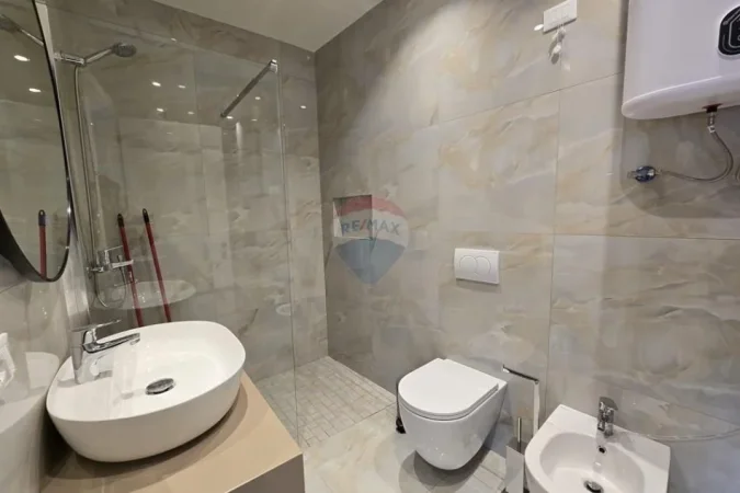 Tirane, jepet me qera zyre Kati 3, 100 m² 1.600 € (lake vie)