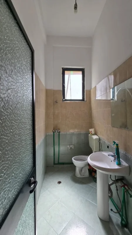 Tirane, jepet me qera ambjent biznesi Kati 0, 70 m² 700 € (rruga e bogdaneve)