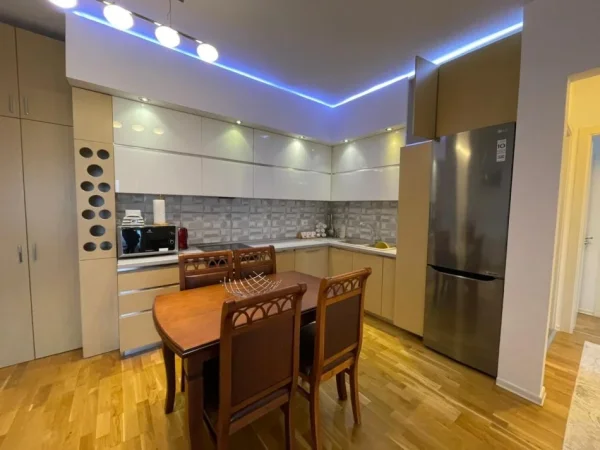 Tirane, jepet me qera apartament 2+1 Kati 3, 120 m² 1.000 € (Kopshti Botanik)