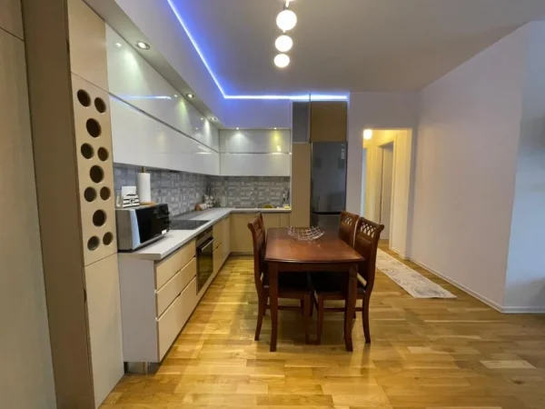 Tirane, jepet me qera apartament 2+1 Kati 3, 120 m² 1.000 € (Kopshti Botanik)