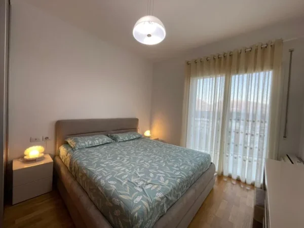 Tirane, jepet me qera apartament 2+1 Kati 3, 120 m² 1.000 € (Kopshti Botanik)