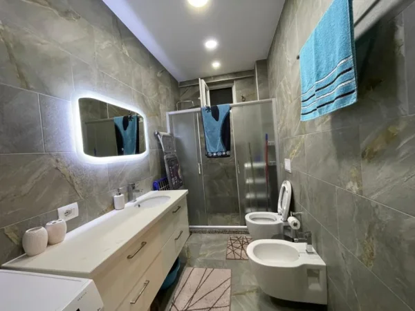 Tirane, jepet me qera apartament 2+1 Kati 3, 120 m² 1.000 € (Kopshti Botanik)