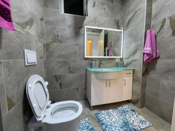 Tirane, jepet me qera apartament 2+1 Kati 3, 120 m² 1.000 € (Kopshti Botanik)