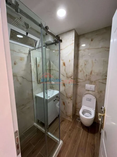 Tirane, jepet me qera apartament 2+1+Ballkon Kati 4, 105 m² 1.200 € (Sheshi Willson)