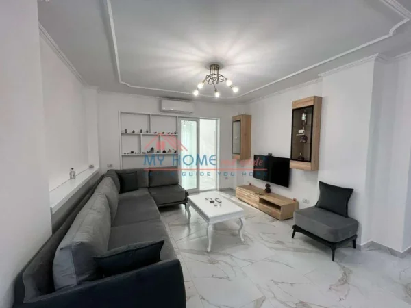 Tirane, jepet me qera apartament 2+1+Ballkon Kati 4, 105 m² 1.200 € (Sheshi Willson)