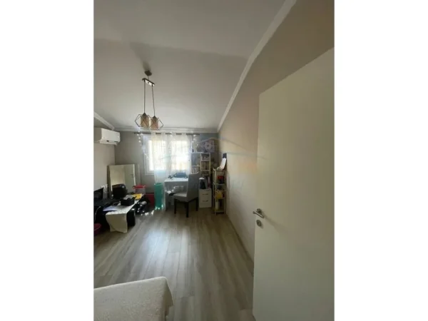 Tirane, jepet me qera apartament 3+1 Kati 2, 160 m² 520 € (Vilat Gjermane)