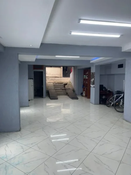 Tirane, jepet me qera magazine Kati 0, 80 m² 550 € (SELITE)