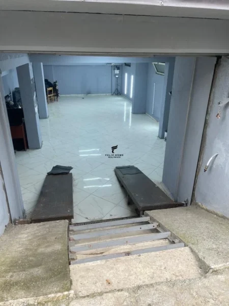 Tirane, jepet me qera magazine Kati 0, 80 m² 550 € (SELITE)