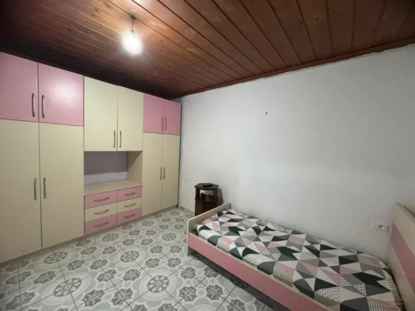 Tirane, jepet me qera apartament 2+1+Ballkon Kati 2, 70 m² 400 € (Don Bosko)