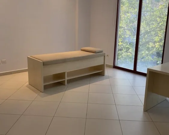 Tirane, jepet me qera ambjent biznesi Kati 1, 40 m² 500 € (Rruga Riza Cerova)