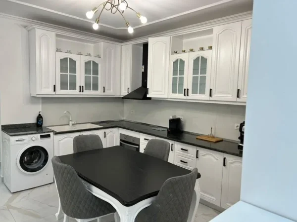 Tirane, jepet me qera apartament 2+1 Kati 4, 105 m² 1.200 € (BLLOKU)