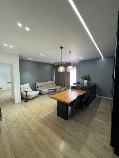 Tirane, jepet me qera apartament 2+1+Aneks+Ballkon Kati 11, 166 m² 2.000 € 