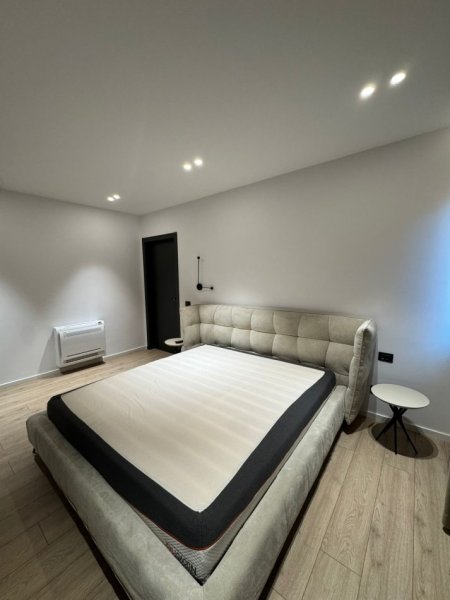 Tirane, jepet me qera apartament 2+1+Aneks+Ballkon Kati 11, 166 m² 2.000 € 