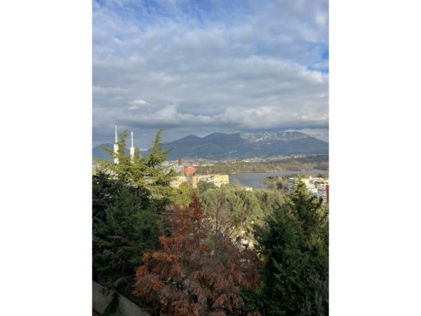 Tirane, jepet me qera apartament 2+1 Kati 3, 108 m² 900 € (Kopshti Botanik)