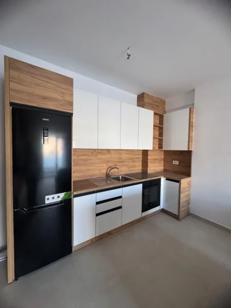 Tirane, jepet me qera apartament 1+1+Ballkon Kati 1, 68 m² 500 € (Zona 5 Maji (Concordi))
