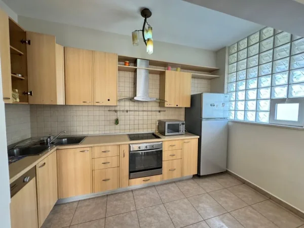 Tirane, jepet me qera apartament 2+1 Kati 7, 102 m² 800 € 