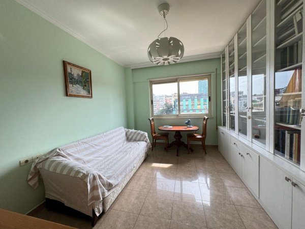 Tirane, jepet me qera apartament 2+1 Kati 7, 102 m² 800 € 