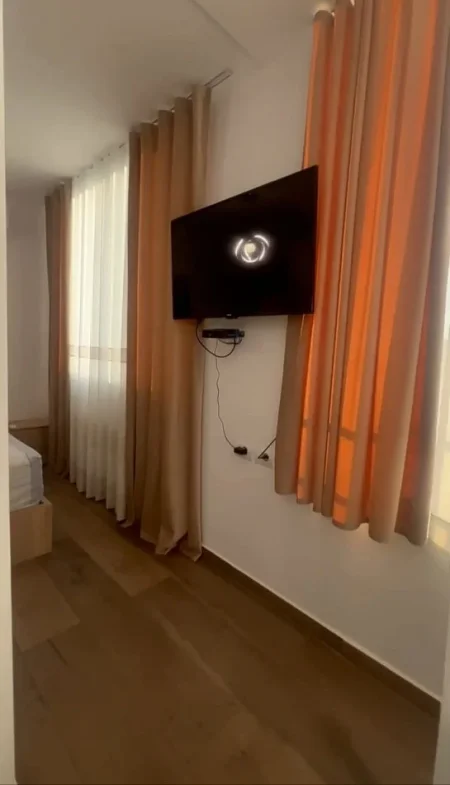 Shqiperi, jepet me qera garsonier 1+1 Kati 9, 30 m² 500 € (Rruga e Kosovareve)