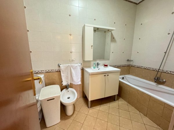 Tirane, jepet me qera apartament 2+1 Kati 7, 102 m² 800 € 