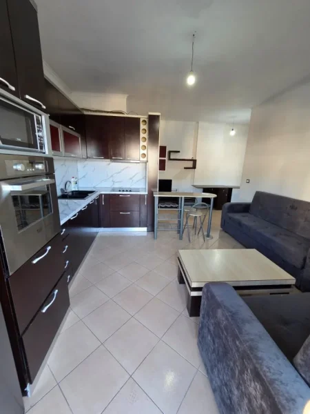 Durres, jepet me qera apartament 1+1+Ballkon Kati 4, 250 € (Shkembi kavajes)
