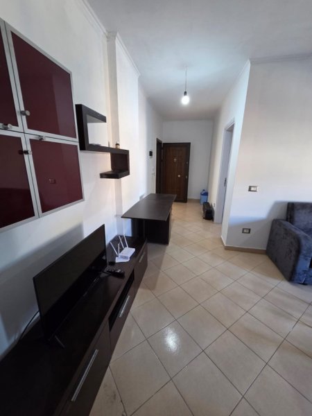 Durres, jepet me qera apartament 1+1+Ballkon Kati 4, 250 € (Shkembi kavajes)