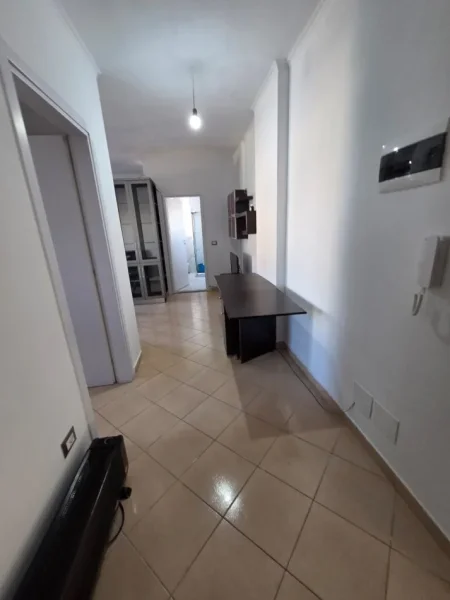 Durres, jepet me qera apartament 1+1+Ballkon Kati 4, 250 € (Shkembi kavajes)