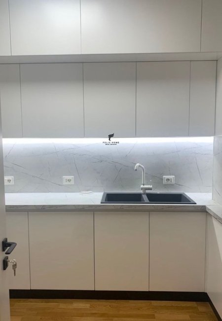 Tirane, jepet me qera apartament 3+1 Kati 3, 170 m² 2.500 € (BLLOKU)