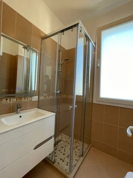 Tirane, jepet me qera apartament 2+1 Kati 2, 104 m² 800 € (Rruga Gramoz Pashko)