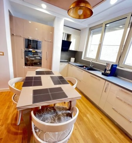 Tirane, jepet me qera apartament 2+1 Kati 1, 95 m² 1.000 € (Qender)