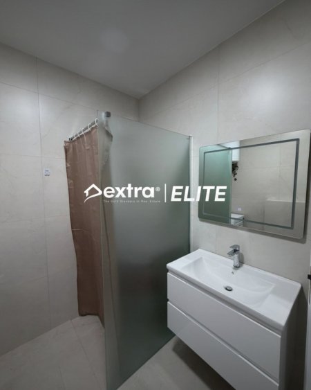 Tirane, jepet me qera apartament 2+1+Ballkon , 80 m² 750 € (Kisha Katolike)