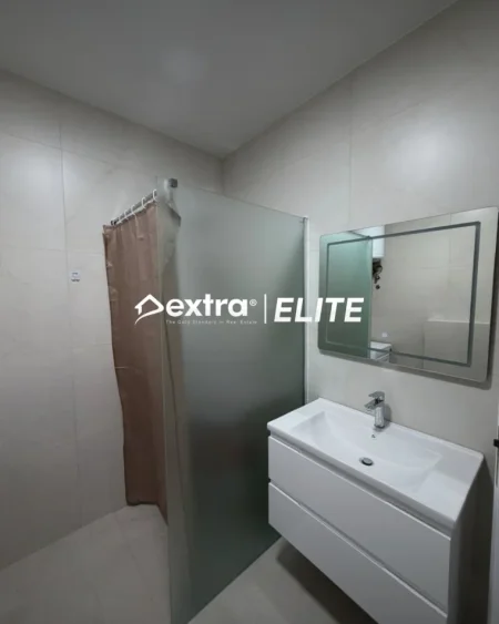 Tirane, jepet me qera apartament 2+1+Ballkon , 80 m² 750 € (Kisha Katolike)