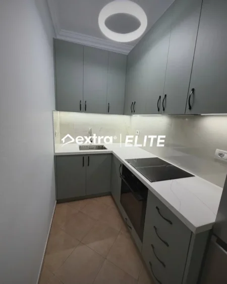 Tirane, jepet me qera apartament 2+1+Ballkon , 80 m² 750 € (Kisha Katolike)