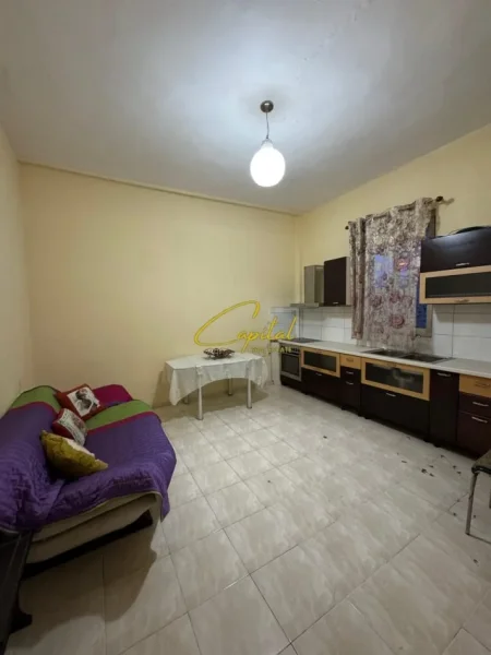 Tirane, jepet me qera apartament 1+1 Kati 2, 80 m² 400 € (BULEVARDI I RI)